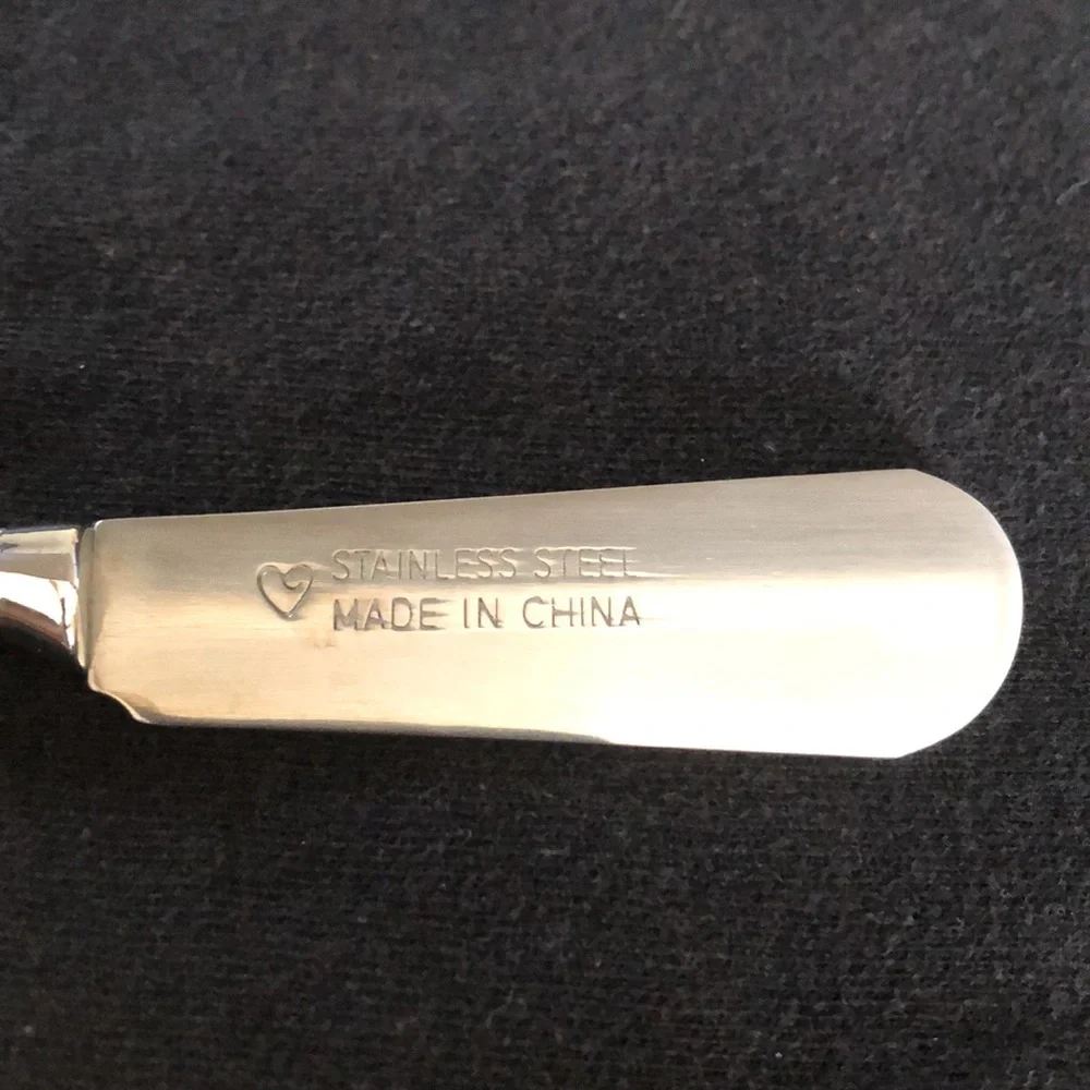 Monogrammed “D” spreader